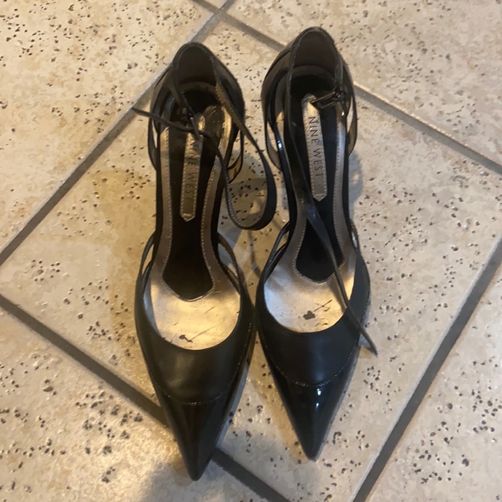 Pointed toes heels